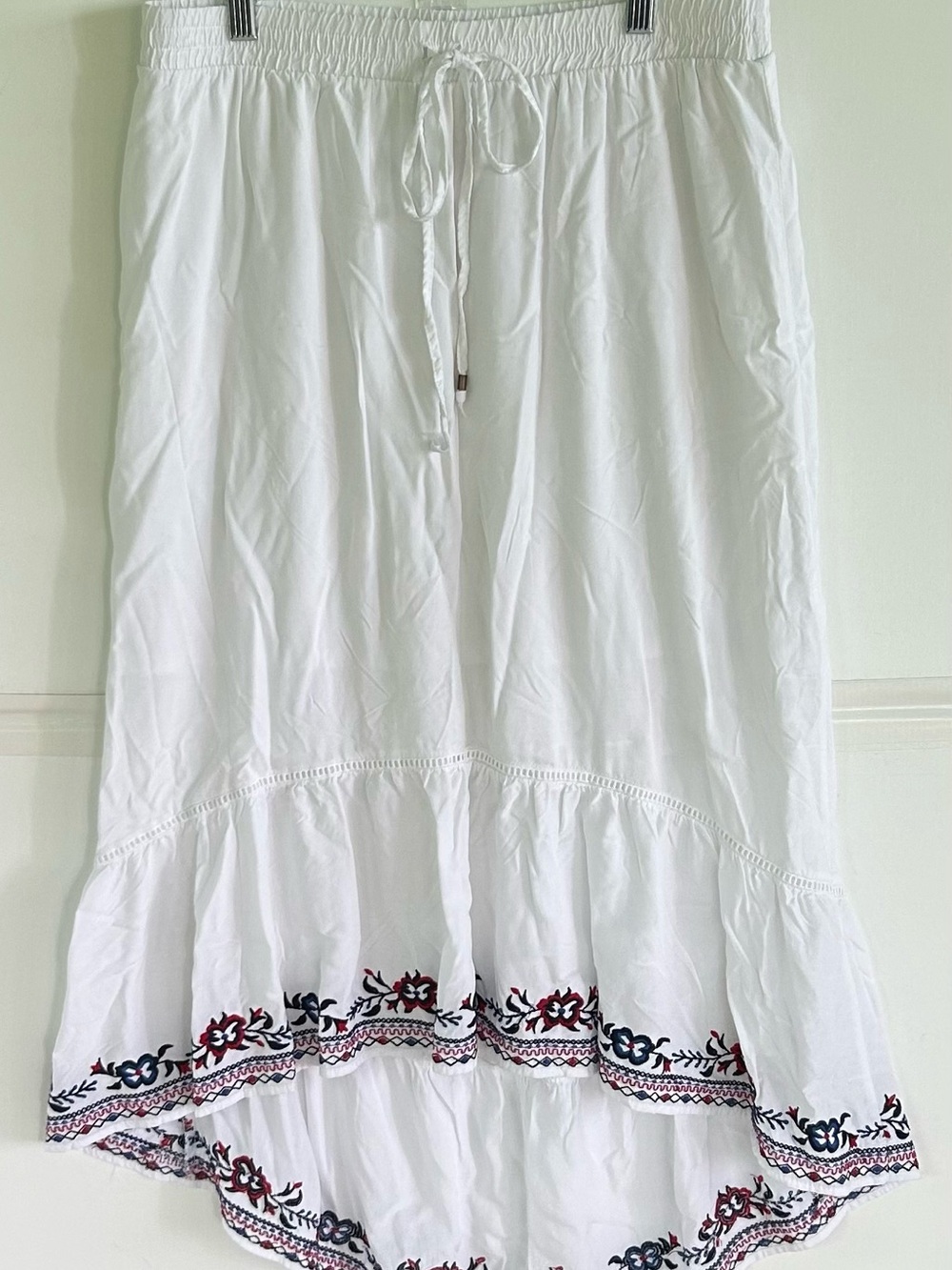 Time & Tru White Embroidered Drawstring High Low skirt. L